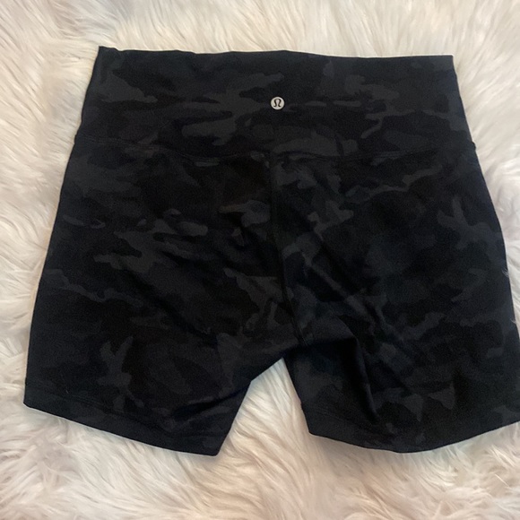 Lululemon Wunder Train Shorts 6”, Size 12, Incognito Camo Multi Grey Black - Picture 2 of 4